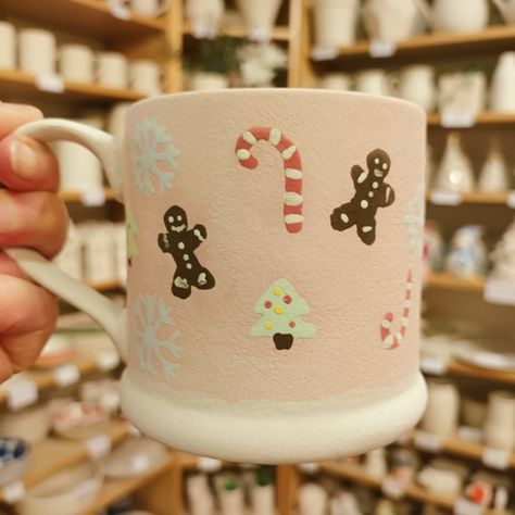 Cute Christmas mug, with candy canes, gingerbread and snowflakes, pottery painting idea Diy Pottery Painting Christmas, Painted Cups Diy, Christmas Bowl Painting Ideas, Ceramic Final Project Ideas, Christmas Ceramics Pottery Mugs, Strawberry Painted Pottery, Christmas Mug Pottery Painting, Christmas Mug Aesthetic, Christmas Cup Painting