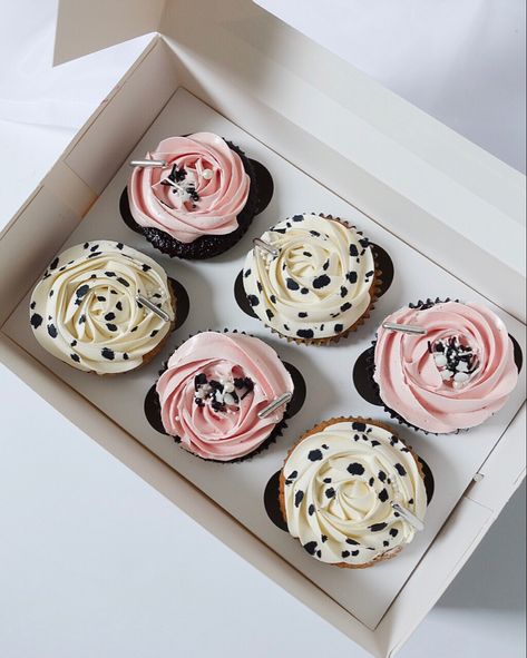 Dalmation Cupcakes, Dalmatian Cupcakes, Girly Cupcakes Birthday, Dalmation Party, Dalmatian Cake, 101 Dalmations Party, Puppy Party Theme, Dalmatian Party, Girl Birthday Cupcakes