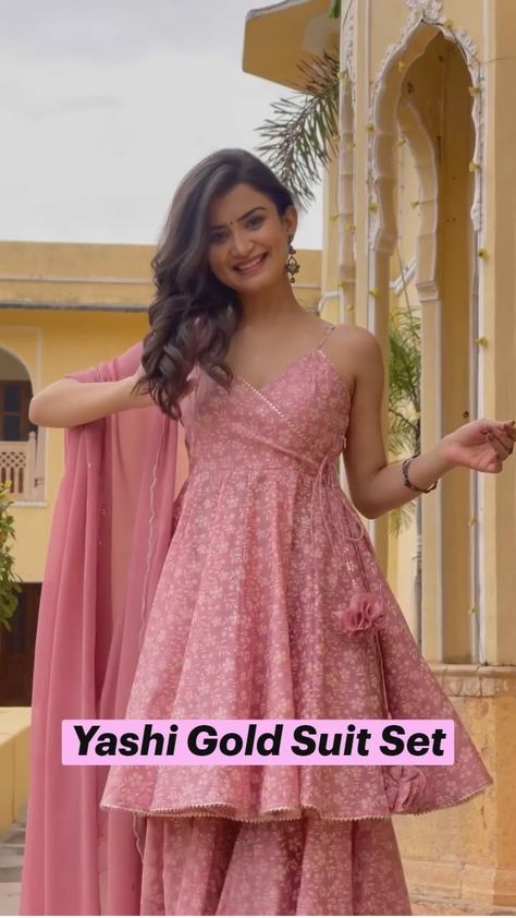 Wedding Function Dresses Indian, Kurti For Wedding Function, Diwali Dress Outfits, Simple Function Dress, Elegant Indian Outfits, Trendy Traditional Outfits, Outfits For Wedding Functions, Diwali Dresses For Women, Womens Suit Wedding