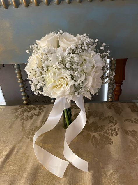 Brid Flower Bouquet, Bouquet For Ballgown Dress, Wedding Bouqet Aesthetic, Nikkah Flower Bouquet, White Wedding Bridal Bouquet, Wedding Bucket Flowers Brides, Buqet Flowers Aesthetic Wedding, Wedding Bouquets Shapes, Best Flowers For Wedding Bouquets