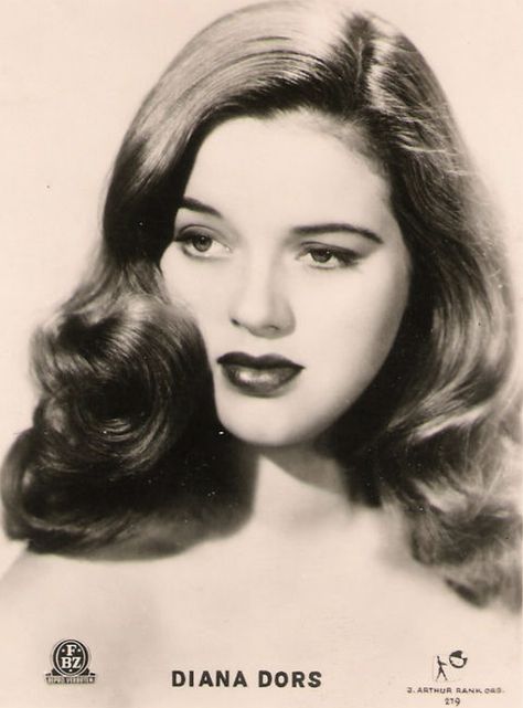 Diana Dors 1940 Julie Newmar, Diana Dors, Ac New Leaf, 1940s Hairstyles, Mode Retro, Vintage Hollywood Glamour, Jayne Mansfield, Black And White Photograph, Actrices Hollywood