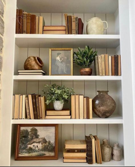 Styling Bookshelves, Shelf Decor Living Room, Decorating Bookshelves, Bookshelves In Living Room, Bookcase Styling, Bookcase Decor, Living Room Shelves, Decorating Shelves, Bookshelf Decor