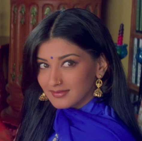 Sonali Bendre as Preeti in Hum Saath Saath Hain Face Manifestation, Hum Saath Saath Hain, 90s Bollywood Actress, 90s Bollywood Fashion, Sonali Bendre, Bollywood Makeup, Vintage Bollywood Aesthetic, 90s Bollywood Aesthetic, 90s Actresses