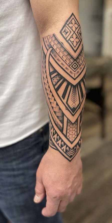 Māori Tattoo, Tato Lengan Bawah, Polynesian Tattoo Sleeve, Tato Geometris, Tato Suku, Tato Jari, Forearm Band Tattoos, Polynesian Tattoo Designs, Maori Tattoo Designs