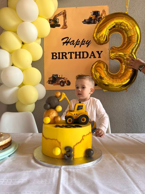 Excavators Birthday Party, Jcb Birthday Theme, Excavator Decoration Birthday, Digger Birthday Theme, Trucks Theme Birthday Party, Tonka Birthday Cake, Escavatore Birthday Cake, Excavator Birthday Party Cake, Construction Bday Cake