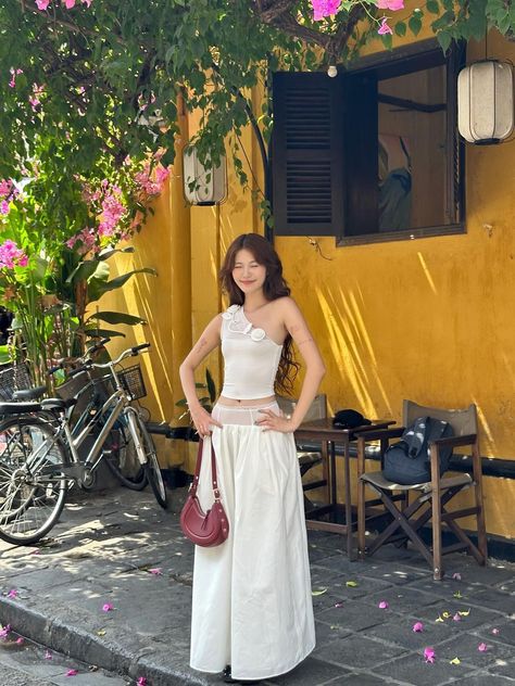 Thai Street Fashion Bangkok, Vietnam Street Style, Vietnam Aesthetic Outfit, Japan Inspired Outfit, Vietnam Fashion Outfits, Asia Outfit Ideas, Intramuros Outfit, Ootd Poses Ideas, Thailand Street Fashion