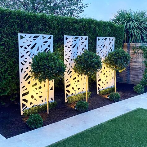 Garden Fence Screening Ideas, Fencing Screening Ideas, Screening For Gardens, Garden Wall Screening Ideas, Small Garden Screening Ideas, Privacy For Pool Backyards, Landscaping With Front Porch, Decorative Posts In Garden, Modern Privacy Screen Outdoor