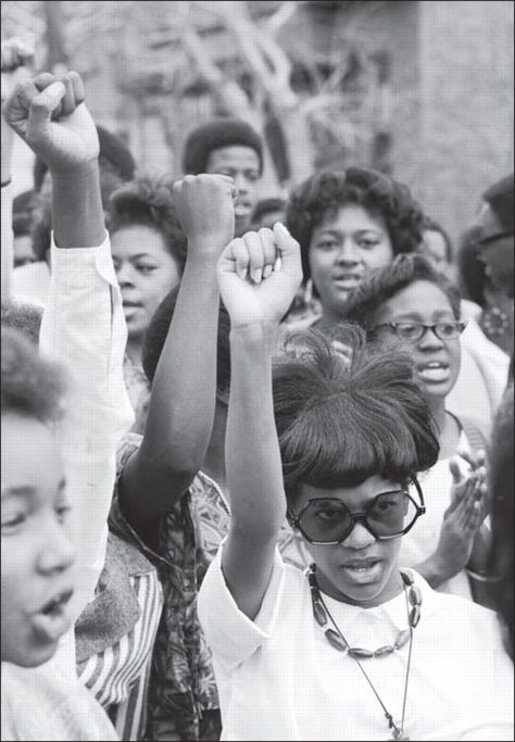 black power 1960s Women Protesting, Black Power Salute, Black Panther Party, Plakat Design, Civil Rights Movement, Power To The People, Foto Vintage, Black Pride, African American Women