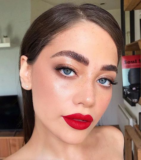 Red Lipstick Looks, Red Lips Makeup Look, Maquillage On Fleek, Red Lipstick Makeup, Red Lip Makeup, Beauty Make-up, Winter Makeup, Kevyn Aucoin, Make Up Looks