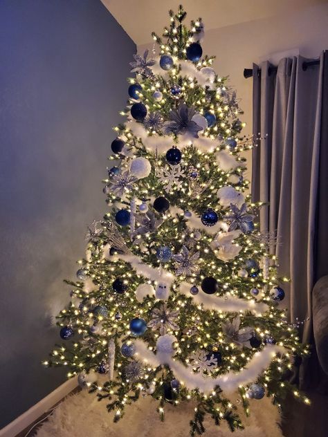 Blue And Silver Ornaments Christmas Tree, Blue Snd White Christmas Tree, Blue Crystal Christmas Tree, Blue Ornament Tree, Christmas Tree Ideas Silver And Blue, Christmas Tree Blue And Silver Ideas, Blue Snowflake Christmas Tree, Blue Baubles Christmas Tree, Xmas Tree Blue And Silver