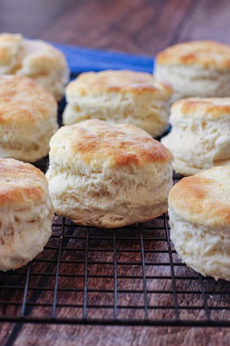 fluffy biscuits on a cooling rack Quick Biscuit Recipe, Quick Biscuits, Easy Homemade Biscuits, Southern Buttermilk Biscuits, Making Biscuits, Easy Biscuit, Easy Biscuit Recipe, Homemade Buttermilk Biscuits, Buttermilk Biscuits Recipe