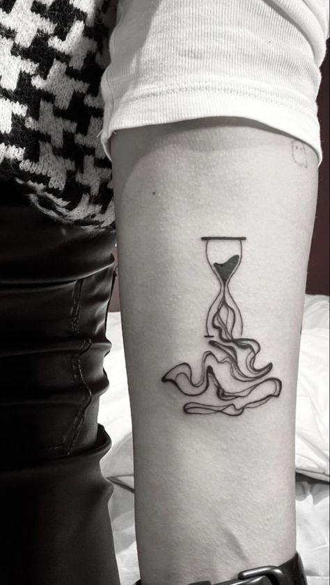 Cool Hourglass Tattoo, Womens Simple Sleeve Tattoo, Melting Hourglass Tattoo, Cute Hourglass Tattoo, Hourglass Tattoo Designs, Tattoo Ideas Hourglass Design, Abstract Hourglass Tattoo, Sand Hourglass Tattoo, Go With The Flow Tattoo Ideas