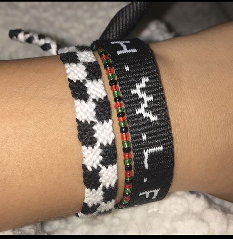 Grunge Friendship Bracelets, Checkered Friendship Bracelet, Bracelet Grunge, Embroidery Thread Bracelets, Burberry Print, Foot Bracelet, Thread Bracelets, Aesthetic Grunge, Grunge Aesthetic