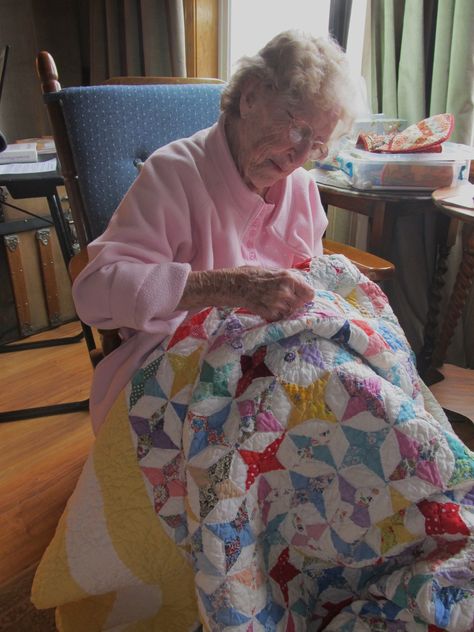 A beautiful Great Grandma, working on an antique quilt. Great Grandma, Old Quilts, Antique Quilt, We Are The World, Grandmas House, Antique Quilts, Old Woman, Sewing Art, 인물 사진