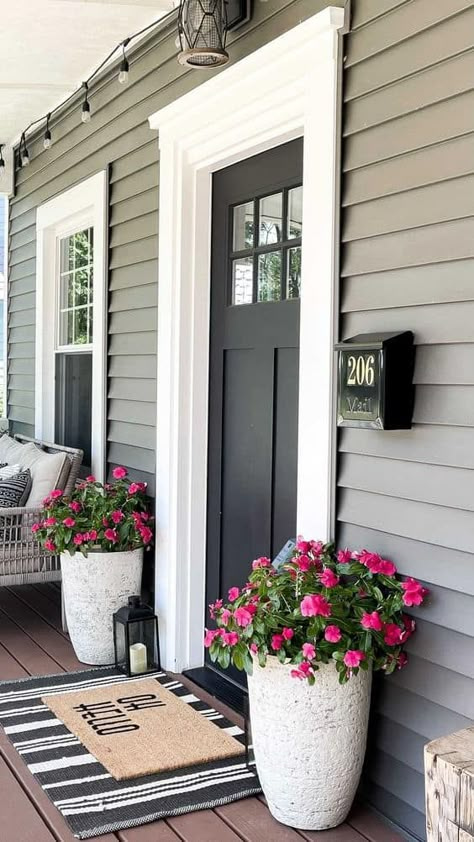 Outside Front Door Entryway Ideas Modern, Front Porch Ideas Summer, Front Door Planters, Veranda Design, Front Porch Plants, Small Porch Decorating, Front Porch Furniture, Summer Front Porch Decor, Front Porch Flowers