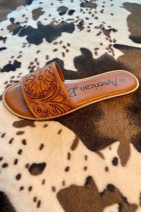 Tooled Leather Sandals, Mexican Shoes, Western Shoes, Outfit Comfortable, Dr Shoes, Western Wear Outfits, Cute Shoes Heels, Western Style Outfits, Western Chic