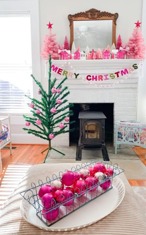 Hot Pink Christmas Aesthetic, Pink Christmas Living Room, Blush Pink Christmas Decorations, Merry Pinkmas, Bright Christmas Decor, Christmas Decor Kids, College Christmas, England Christmas, Girly Christmas