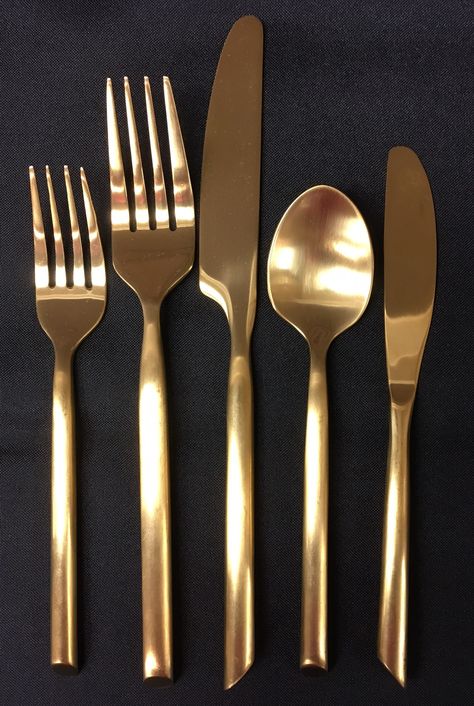 Brown Cupboards, Golden Cutlery, Gold Utensils, Velvet Sofa Living Room, Holiday Party Inspiration, Gold Silverware, Gold Cutlery Set, Kitchen Utensil Organization, Wedding Tableware