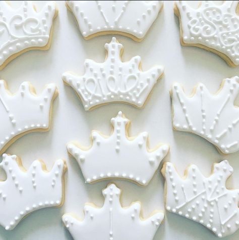 Crown Royal Icing Cookies, Tiara Cookies Decorated, Crown Cookies Royal Icing, Crown Cookies Decorated, Quinceanera Cookies, Fairytale Cookies, Crown Sugar Cookies, Crown Cookie, Cookie Birthday