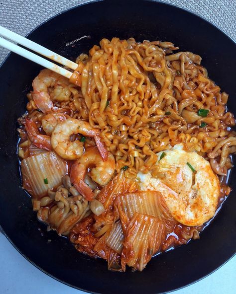 Samyang Spicy Noodles, Samyang Noodles, Ramen Dinner, Spicy Noodles, Noodle Recipes, Healthy Meal Prep, Sweet And Spicy, Kimchi, I Love Food