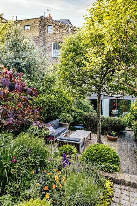 Balcony Designs, Small City Garden, Townhouse Garden, Dutch Gardens, Courtyard Gardens, Sitting Areas, Garden Magazine, Garden Inspo, London Garden