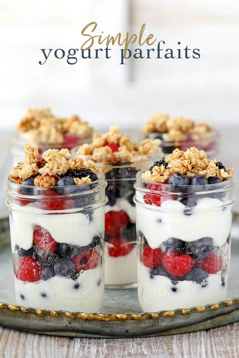 Berry Yogurt Parfait, Yoghurt Parfait, Yogurt Parfait Recipe, Fruit And Yogurt Parfait, Dinner Paleo, Fruit And Yogurt, Yogurt Parfaits, Berry Yogurt, Fruit Parfait