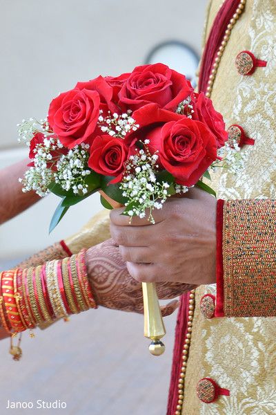 bridal bouquet http://www.maharaniweddings.com/gallery/photo/69165 Indian Bridal Bouquet, Indian Flower Bouquet, Bridal Bouquet Indian, Brides Made, Indian Wedding Receptions, Bridal Entry, Daytime Wedding, Pastel Bouquet, Bouquet Photo