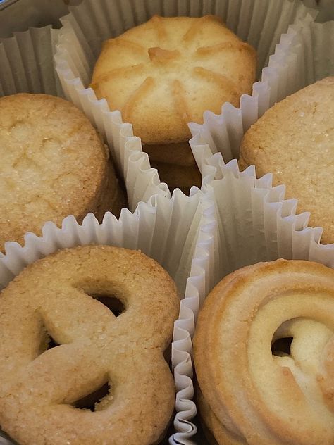 Tea And Biscuits Aesthetic, Butter Cookies Aesthetic, Sweet Tooth Aesthetic, Biscuits Aesthetic, Galletas Aesthetic, Danish Biscuits, Cinnamon Danish, Honey Butter Biscuits, Cream Core