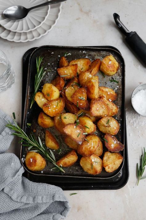 Rosemary Garlic Roast Potatoes Roast Christmas Dinner, Healthy Potato Salad, Thanksgiving Potatoes, Christmas Potatoes, Garlic Roast, Potato Salad Recipes, Garlic Roasted Potatoes, Sweet Potato Salad, Healthy Potatoes