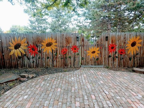 30 Fence Murals That Turn Your Backyard Into a Boise Wonderland Paint Fence Ideas Backyards, Garden Fence Art, Garden Mural, Fence Art, Mural Ideas, Fence Paint, Backyard Lighting, School Garden, Fence Decor