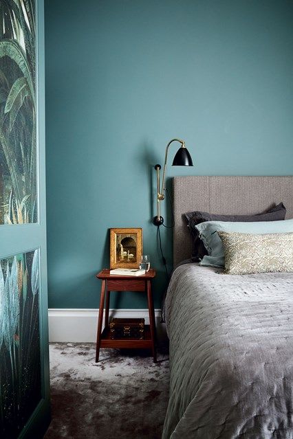 A contemporary teal Blue Bedroom with grey velvet Accessories in Bedroom Ideas. Modern blue bedroom with grey bed and carpet and wall mounted bedside light. Teal Blue Bedroom, Beach Style Bedroom, Turquoise Room, Bedroom Turquoise, Teal Bedroom, Teal Walls, Bedroom Wall Colors, Teal And Grey, Blue Rooms