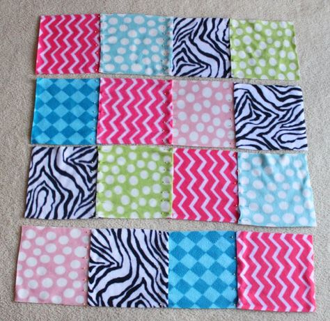 Fleece Blanket Diy, Fleece Sewing Projects, Fleece Crafts, Fleece Projects, No Sew Fleece Blanket, No Sew Blankets, Fleece Quilt, Fleece Patterns, Tie Quilt