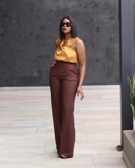 Brown Pants Yellow Top Outfit, Brown And Gold Outfits For Black Women, Casual Buissnes Outfit, Mustard Yellow Outfit Combination, Brown And Gold Outfit, Nude Color Outfits, Brown And Yellow Outfit, Brown Trousers Outfit Women, Office Wear Outfit