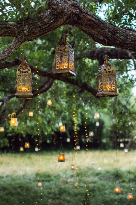 beautiful hanging lanterns and votive candles from a tree for a beautiful outdoor ceremony backdrop Fairy Tree Lights, Backyard Wedding Lanterns, Fairy Lights On Trees, Tree Lanterns Hanging, Forestcore Wedding, Beltane Festival, Lanterns Hanging From Trees, Sangeet Theme, Lanterns In Trees