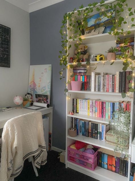 Study Table And Bookshelf Ideas, Book Aesthetic Shelf, Bookshelf Teenage Room, Book Shelf Room Aesthetic, Bookshelves With Fairy Lights, Room Decor Bedroom Bookshelf, Aesthetic Room Decor Bookshelf, Fairy Light Bookshelf, Shelf Ideas For Bedroom Aesthetic