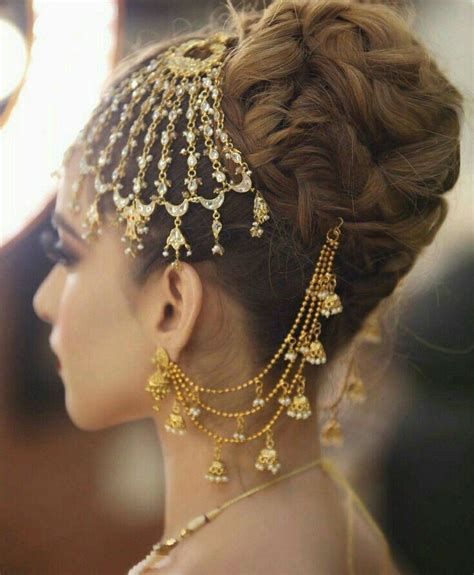 Bridal Jewellery Inspiration, Pengantin India, Bridal Jewellery Design, Headpiece Jewelry, Earrings Ideas, Bridal Fashion Jewelry, Indian Jewelry Sets, Head Jewelry, Bangles Jewelry Designs