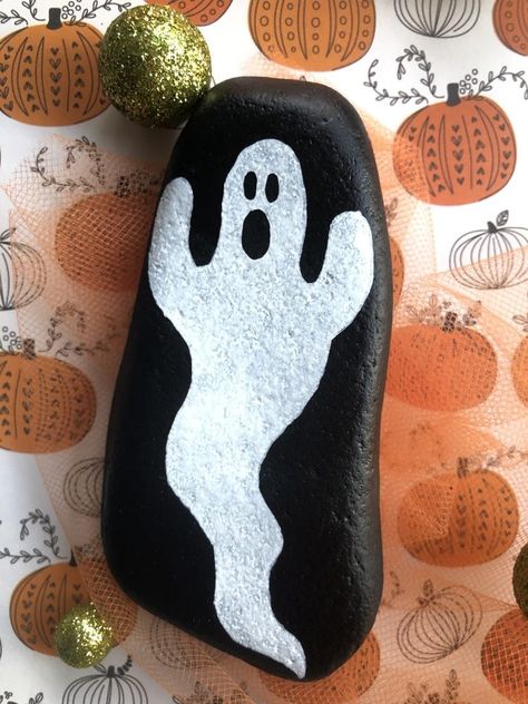 Skull Rock Painting, Halloween Painted Rocks Ideas, Halloween Rock Art, Halloween Rock Painting Ideas, River Stones Crafts, Rock Art Ideas, Halloween Painted Rocks, Stone Paintings, Skull Rock