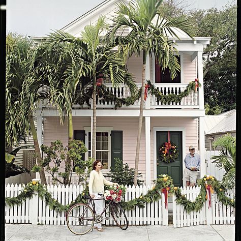 Charleston Christmas, Best Outdoor Christmas Decorations, Outdoor Holiday Decorations, Diy Baskets, Home Exteriors, Christmas House Lights, Front Porch Christmas Decor Ideas, Porch Christmas Decor Ideas, Christmas Window Decorations