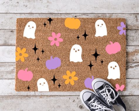 Cute Halloween Doormat / Cutesy Ghost And Pumpkins / Seasonal Doormat / Welcome Mat Halloween Doormat Painting Party, Cute Apartment Themes, Ghost Door Hanger Wood, Cute Halloween Doormat, Fall Outdoor Rug Ideas, Thanksgiving Door Mats, Christmas Front Door Mat Ideas, Painted Halloween Door Mat, Diy Door Mat Halloween