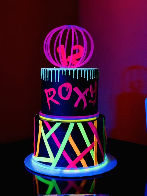 Glow-in-the-dark cake using edible Rolkem lumo dusts. By Paris Custom Cakes Bolo Tumblr, Neon Birthday Cakes, Neon Cake, Glow Theme Party, Bolo Neon, Glow Cake, Neon Cakes, Glow Stick Party, Glow In Dark Party