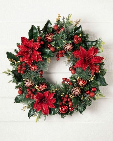 Festive Christmas wreath ideas that look amazing placed on the front door. Diy Door Reefs, Homemade Christmas Wreaths, Outdoor Christmas Wreaths, Poinsettia Decor, Large Christmas Wreath, Christmas Wreath Decor, Christmas Wreath Craft, Door Ornament, Holiday Wreaths Christmas