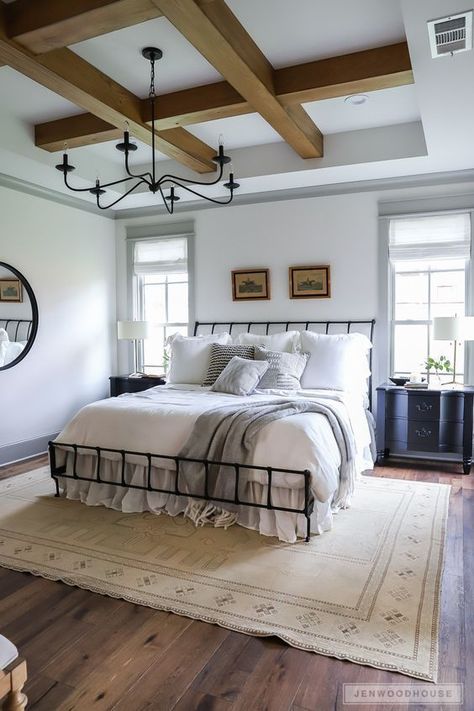 11 Best Bedrooms by Joanna Gaines: Here are the top ten bedroom designs and renovations done by Joanna Gaines from Fixer Upper! - Nikki's Plate #fixerupper #joannagaines Joanna Gaines Bedroom, Black Iron Beds, Jen Woodhouse, Woodworking Design, Furniture Woodworking, Woodworking Art, Magnolia Design, Farmhouse Master, Parade Of Homes