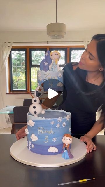 Prop Options UAE | Award-Winning Cake Stand Designer on Instagram: "Frozen cake by @maya_dahlia_cakes 🍰⛄️ . . Using our ever versatile floating side bar, any theme can be made into a magical masterpiece like this one featuring Olaf🥰 . . #frozen #cake #olaf #disney #magical #fairytale #party #kidspartyideas #kidsparty #birthday #kidsbirthdaycake #disneycake #cakedesign #cakeart #cakestand #cakesofinstagram #instacake #floating #tiercake #dubai #uae" Floating Cake Stand, Frozen Cake Designs, Olaf Frozen Cake, Dahlia Cake, Frozen Themed Birthday Cake, Elsa Cake Frozen, Olaf Cake, Disney Frozen Cake, Disney Magical