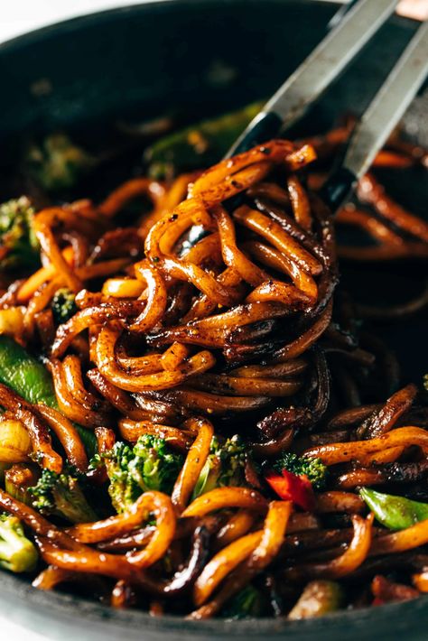 Clear Noodles Stir Fry, Saucy Asian Noodles, Hangover Dinner Ideas, Udon Noodle Recipe Stir Fry, Cantonese Sauce, Japanese Stir Fry, Veggie Udon, Easy Udon, Best Stir Fry