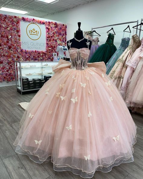 Butterfly Quince Dress, Butterfly Quinceanera Dress, Light Pink Quinceanera Dresses, Rose Gold Quinceanera Dresses, Gaun Abad Pertengahan, Quinceanera Dresses Gold, Quinceanera Pink, Quinceanera Themes Dresses, Pink Quince