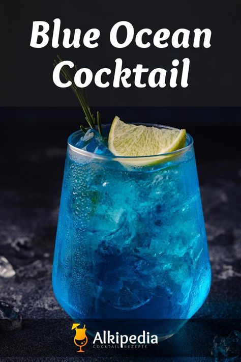 Der Blue Ocean Cocktail löst bei vielen ein richtiges Karibikfeeling aus. Die strahlend blaue Optik erinnert einfach zu sehr an Meer und Himmel. Geschmacklich hat der Drink aber auch eine Menge zu bieten. Durch den Mix von Blue Curacao mit Tequila und Limette entsteht ein prickelnd frischer, leicht herber und fruchtiger Cocktail. Blue Ocean Cocktail, Blue Ocean Drink, Ocean Cocktail, Blue Curacao Drinks, Hawaiian Cocktails, Blue Margarita, Disney Movie Night, Cocktail Shots, Fancy Cocktails