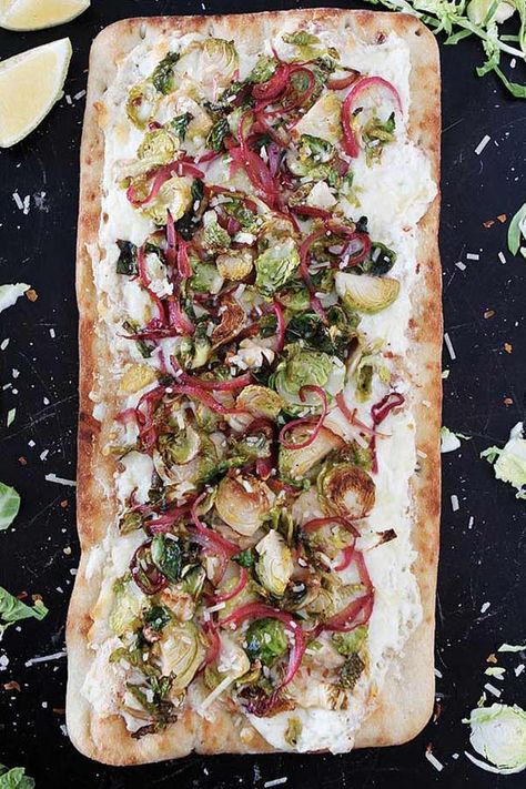 20 Flatbread Recipes That Are Better Than Pizza #purewow Flatbread Toppings, Veggie Flatbread, Flatbread Pizza Recipes, Pizza Vegetariana, Grilled Flatbread, Homemade Flatbread, Flatbread Recipe, 20 Minute Recipes, Vegetarian Pizza