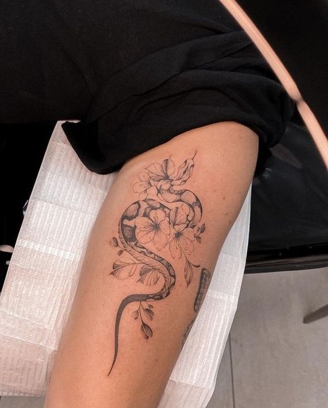 Fine Line Snake And Flower Tattoo, Fineline Patchwork Tattoo, Big Fine Line Tattoo, Fineline Snake Tattoo, Snake Flowers Tattoo, Tiger Snake Tattoo, Fine Line Snake Tattoo, Snake With Flowers Tattoo, Snake Flower Tattoo