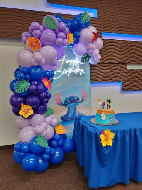 Stitch Party Centerpiece Ideas, Lilo And Stitch Decorations Parties, Stitch Backdrop Ideas, Stitch Sweet 16 Party Ideas, Stitch Party Decor, Lilo And Stitch Backdrop, Stitch Balloon Arch, Stitch Bday Party Ideas, Stitch Themed Baby Shower Ideas