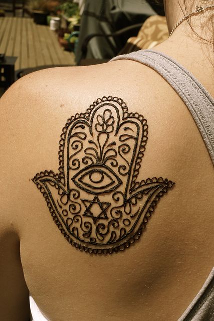 Hamsa shoulder | Flickr - Photo Sharing! Hamsa Henna Tattoo, Hamsa Henna Design, Jewish Henna Designs, Jewish Henna, Henna Hamsa, Hamsa Tattoos, Rosh Chodesh, Indian Henna Designs, Earthy Tattoos